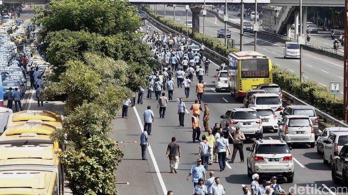 Takut di-Sweeping Demonstran, Sopir GrabCar Tak Angkut Penumpang ke Arah Monas