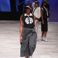 Acak Acak by LPTB Susan Budihardjo Ragam Wastra Nusantara Indonesia Fashion Week 2016. at Jakarta Convention Center. Senayan. Jakarta. [Foto: Mohamamd Abduh/Wolipop]