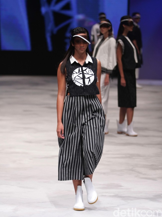 Acak Acak by LPTB Susan Budihardjo Ragam Wastra Nusantara Indonesia Fashion Week 2016. at Jakarta Convention Center. Senayan. Jakarta. [Foto: Mohamamd Abduh/Wolipop]
