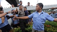 Polisi mengamankan salah satu sopir yang dihakimi sesama rekannya.