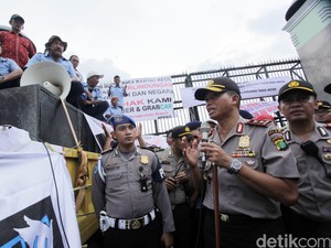 Polda Metro Selidiki Sopir Taksi yang Diduga Dipukuli Driver Ojek Online