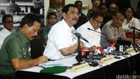 Luhut mengatakan pemerintah belum ada rencana menghapus transportasi umum berbasis aplikasi online. Cara penutupan dengan penghapusan aplikasi dinilainya tidak menyelesaikan masalah.