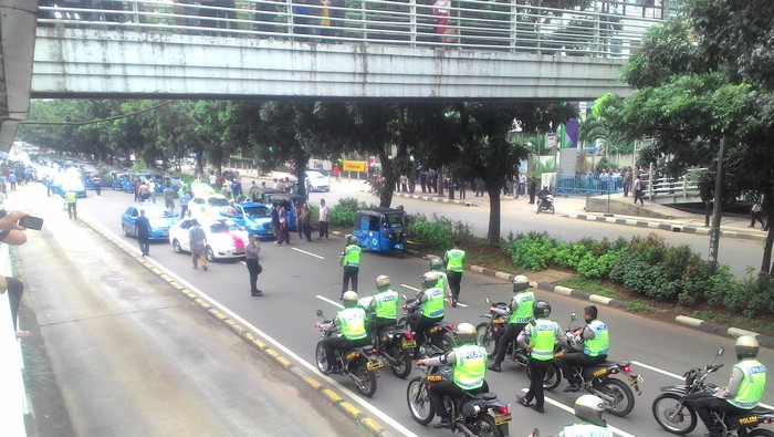 Tertibkan Demo Sopir Taksi dkk, Polisi Arahkan Massa ke Monas