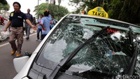 Taksi Express bonyok tampak rusak di Dukuh Atas, Jakarta, Selasa (22/3/2016).