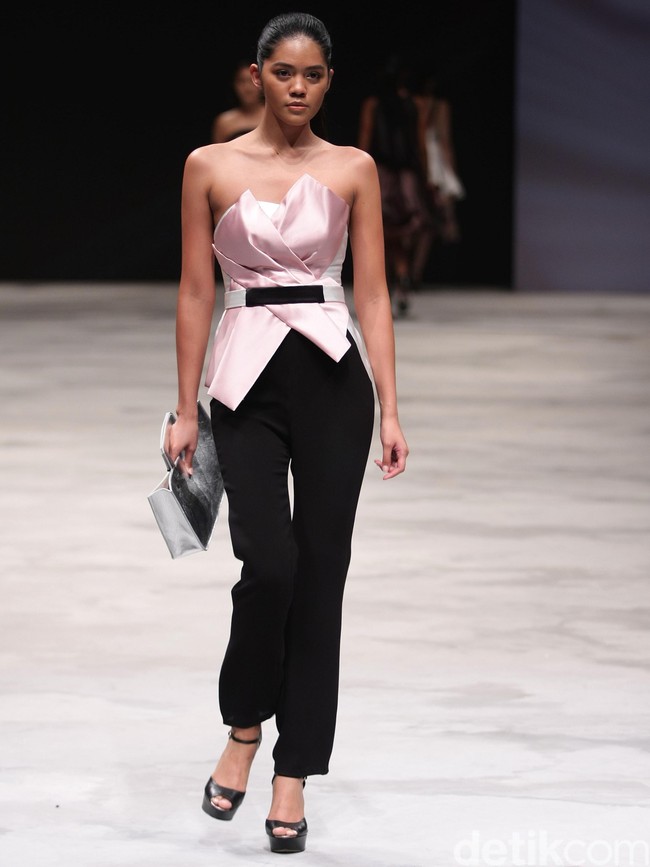 Warnatasku by Susan Zhuang Eksistensi Warisan Leluhur Indonesia Fashion Week 2016 at Jakarta Convention Center. Jakarta. [Foto: Mohammad Abduh/Wolipop]