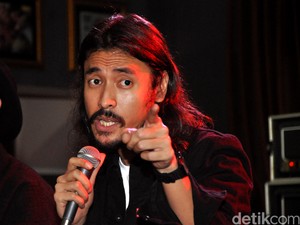 Marcello Tahitoe Lagi Keranjingan Balas Pesan Fans