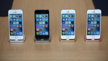 Kala itu, iPhone SE hadir dalam empat varian warna, yakni Space Gray, Silver, Gold dan Rose Gold. Foto: Justin Sullivan/Getty Images