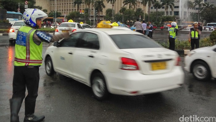 100-an Sopir Taksi Balik ke Pool Masing-masing dan Dikawal Polisi