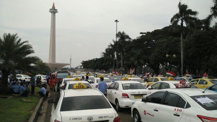 Rombongan Taksi Mulai Padati Monas Lagi, Sopir Istirahat dan Makan Siang