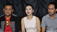 Zaskia juga terlihat berkaca-kaca meski berusaha untuk tegar. Pool/Noel/detikFoto.