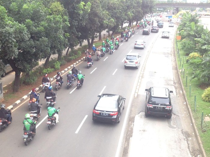 Dor! Polisi Lepaskan Tembakan Saat Massa Go-Jek Hendak Cegat Massa Bajaj