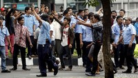 Hingga pukul 11.45 WIB, arus lalu lintas di lingkar Semanggi macet total, terutama yang mengarah ke Slipi.
