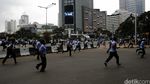 Massa Pendemo Taksi Bentrok dengan Massa Go-Jek