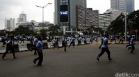 Di kawasan Tosari, Selasa (22/3/2016), massa Go-Jek dan massa pendemo taksi terjadi lempar-lemparan batu.Situasi memanas terjadi di kawasan Tosari, Jakarta.