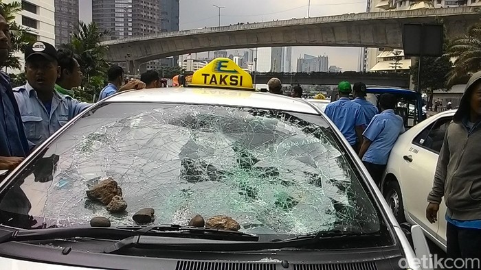 Buntut Kericuhan, Taksi Express Ini Hancur Dilempari Batu