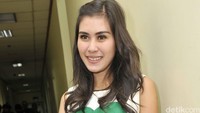 Pada kesempatan itu, Syahnaz tampil dalam balutan dress putih-hijau. Pool/Noel/detikFoto.