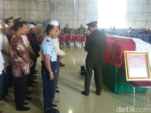 Tiba di Halim, Presiden Jokowi Temui Keluarga 13 Korban Jatuhnya Heli
