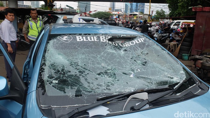 Taksi Bluebird Rusak Diduga Jadi Korban Pelemparan di Karet Bivak