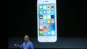 Di awal kemunculannya, iPhone SE dijual USD 399. Keunggulannya adalah jeroannya yang sama dengan iPhone 6S, ponsel terbaru Apple kala itu. iPhone SE sama-sama menggunakan prosesor A9. Foto: Justin Sullivan/Getty Images