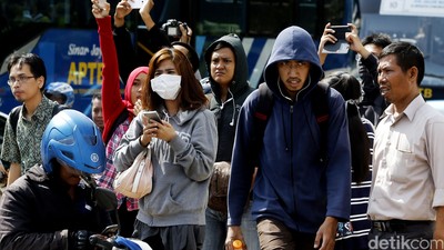 Diturunkan, Penumpang Taksi Berjalan Kaki di Jalan Gatsu
