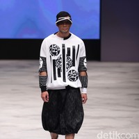 Acak Acak by LPTB Susan Budihardjo Ragam Wastra Nusantara Indonesia Fashion Week 2016. at Jakarta Convention Center. Senayan. Jakarta. [Foto: Mohamamd Abduh/Wolipop]