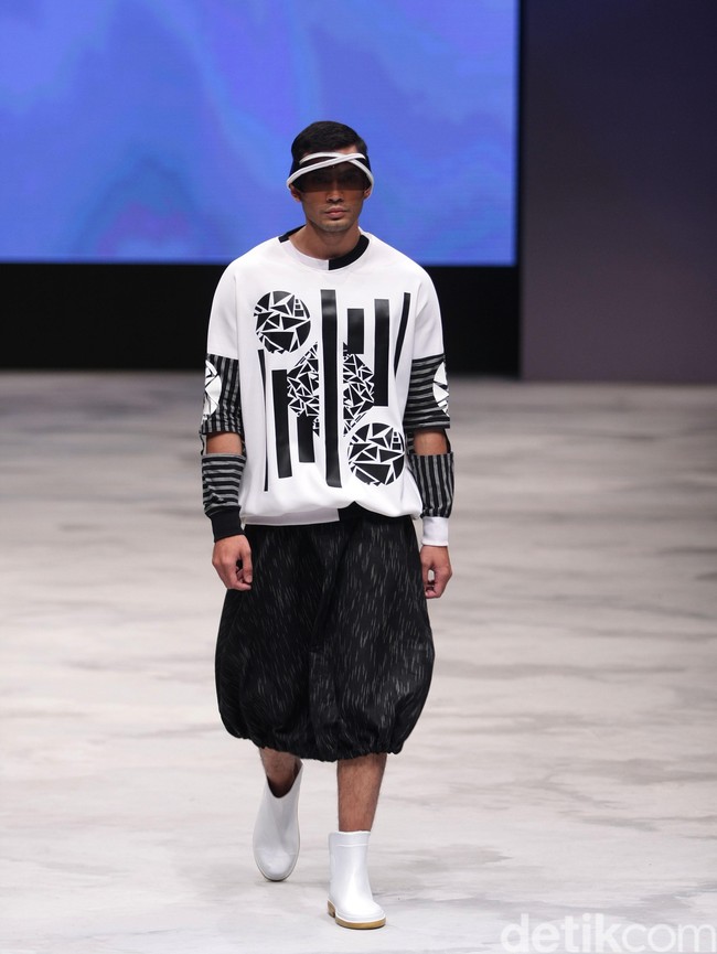 Acak Acak by LPTB Susan Budihardjo Ragam Wastra Nusantara Indonesia Fashion Week 2016. at Jakarta Convention Center. Senayan. Jakarta. [Foto: Mohamamd Abduh/Wolipop]