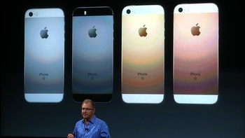 Di tahap awal, iPhone SE akan tersedia di sejumlah negara mulai 31 Maret 2016. Baru kemudian pada bulan Mei akan bertandang ke 100 negara berikutnya. Foto: apple