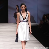 Warnatasku by Susan Zhuang Eksistensi Warisan Leluhur Indonesia Fashion Week 2016 at Jakarta Convention Center. Jakarta. [Foto: Mohammad Abduh/Wolipop]