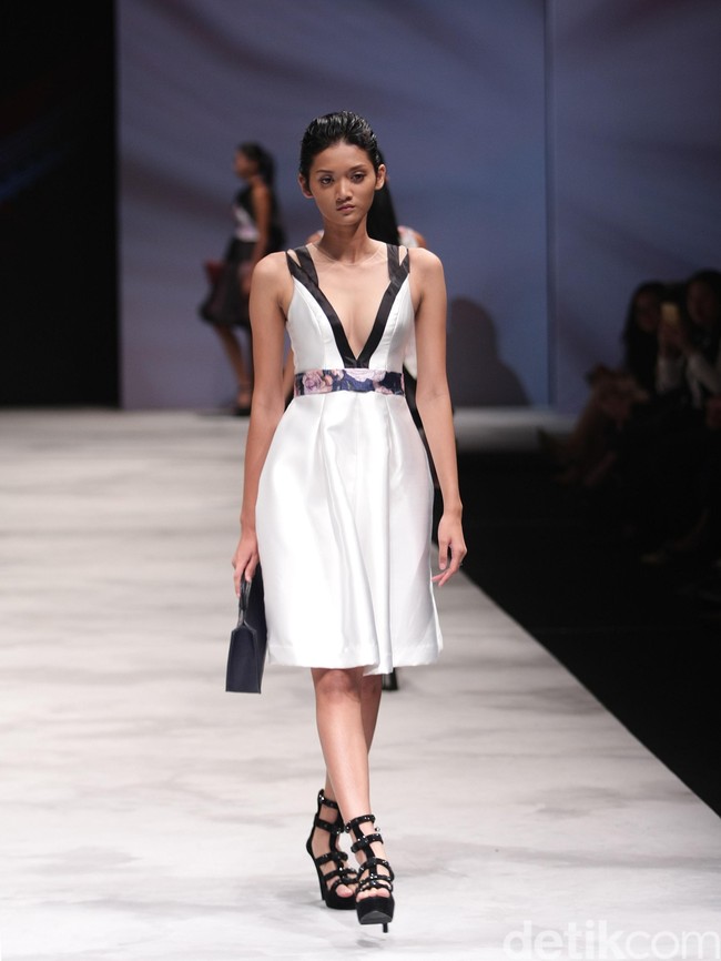 Warnatasku by Susan Zhuang Eksistensi Warisan Leluhur Indonesia Fashion Week 2016 at Jakarta Convention Center. Jakarta. [Foto: Mohammad Abduh/Wolipop]