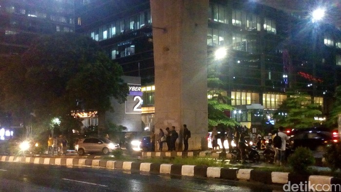 Tak Ada Angkutan Umum, Penumpang Menumpuk di Rasuna Said