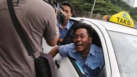 Sopir pun terlihat bonyok di pelipis matanya.