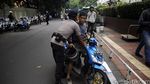 Massa Pendemo Taksi Bentrok dengan Massa Go-Jek