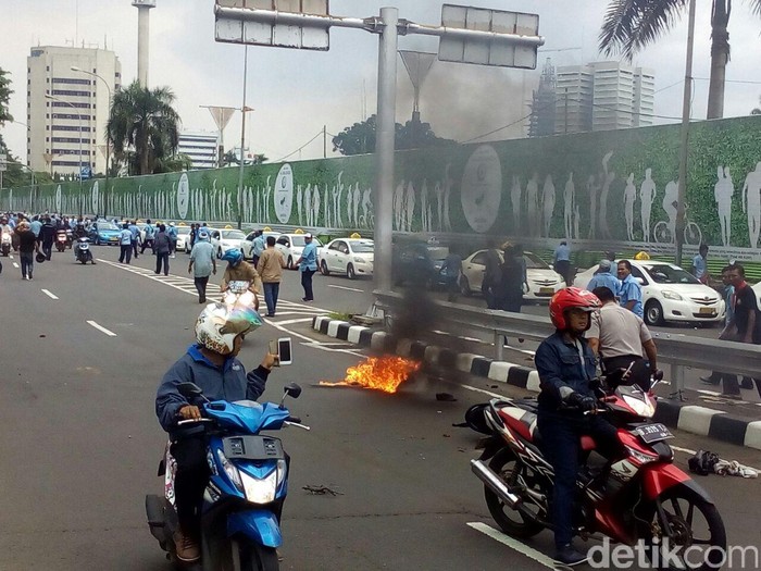 Jalan Gerbang Pemuda Chaos, Driver Go-Jek di-sweeping Sopir Taksi