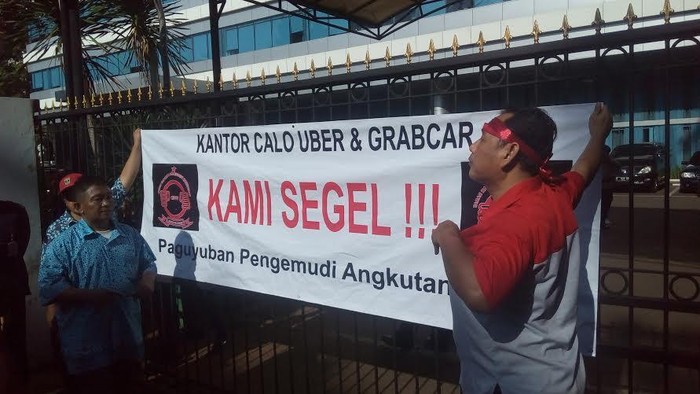 Demo Tolak Transportasi Online, Sopir Taksi Segel Kantor Kemkominfo