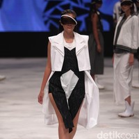 Acak Acak by LPTB Susan Budihardjo Ragam Wastra Nusantara Indonesia Fashion Week 2016. at Jakarta Convention Center. Senayan. Jakarta. [Foto: Mohamamd Abduh/Wolipop]