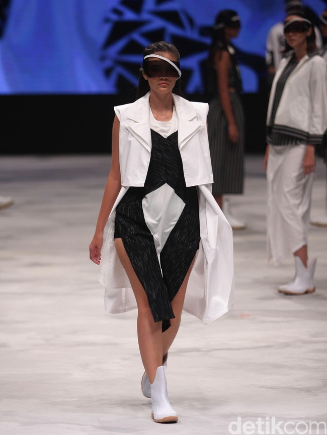 Acak Acak by LPTB Susan Budihardjo Ragam Wastra Nusantara Indonesia Fashion Week 2016. at Jakarta Convention Center. Senayan. Jakarta. [Foto: Mohamamd Abduh/Wolipop]