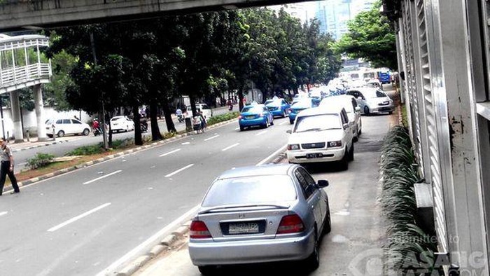 Demo Besar-besaran, Lalin Sudirman Arah HI Chaos