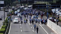 Sekitar 15 menit kemudian petugas mulai masuk ke tol dalam kota untuk menertibkan.