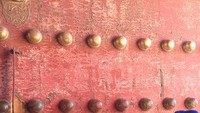 Ada beberapa pintu tyang memiliki banyak besi emas di dindingnya. Dipercaya siapa saja yang memegang bulatan emas ini akan mendapat keberuntungan (Radian/detikTravel)