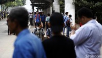 Hal tersebut mengakibatkan para penumpang harus berjalan kaki.