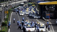 Sopir taksi pendemo melakukan razia di tol dalam kota.