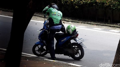 Go-Jek Dilempari Batu oleh Sopir Taksi