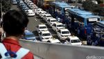 Taksi Konvoi Penuhi Jl Gatot Subroto