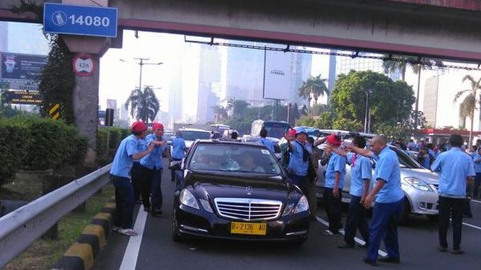 Demo Sopir Taksi Tak Simpatik, Publik Mencibir!