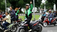 Driver Go-Jek tampak tidak melawan dan terus berjalan.