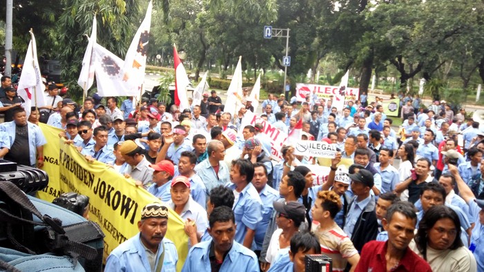 Imbas Aksi Demo Sopir Taksi, Penumpang Tunggu Bus 1 Jam Lebih di Semanggi
