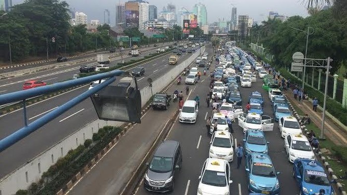 Satu Jalur di Depan DPR Arah Semanggi-Slipi Sudah Bisa Dilalui
