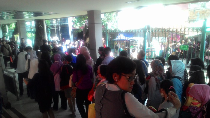 Taksi dan Angkot Mogok, Penumpang di Stasiun Sudirman Membludak