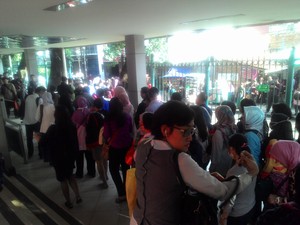 Taksi dan Angkot Mogok, Penumpang di Stasiun Sudirman Membludak