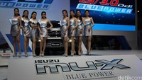  Hari ini kami menawarkan 2 mesin terbaru untuk MU-X dan D-Max di Thailand, ujar salah satu sales Isuzu Thailand, di ajang Bangkok Motor Show 2016.
